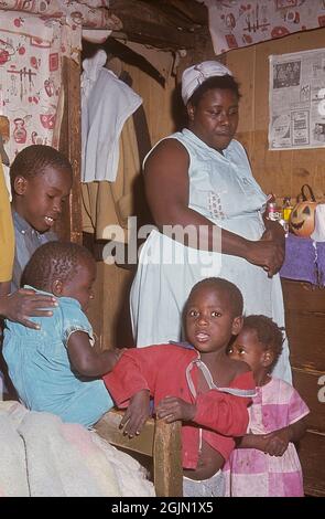 USA Georgia 1967. Eine afroamerikanische Frau und Mutter von vier Kindern in ihrem Haus in Georgien. Sichtlich schlechte Umgebung. Kodachrome Dia Original. Credit Roland Palm Ref. 6-5-1 Stockfoto