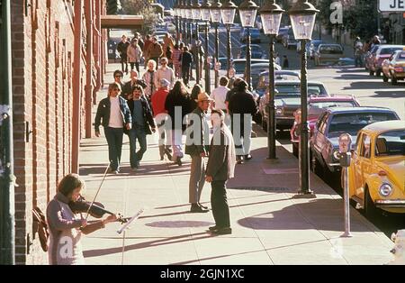 USA San Francisco 1968. Eine Frau spielt auf der Straße Geige. Kodachrome Dia Original. Credit Roland Palm Ref. 6-8-14 Stockfoto