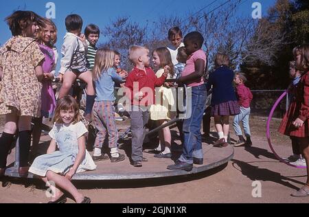 USA Alabama 1966. Szene von einem lokalen Spielplatz, wo die Kinder zusammen spielen. Vorne ein weißer und farbiger Junge, der aussieht, als würden sie kämpfen. Kodachrome Dia Original. Credit Roland Palm Ref. 6-6-6 Stockfoto