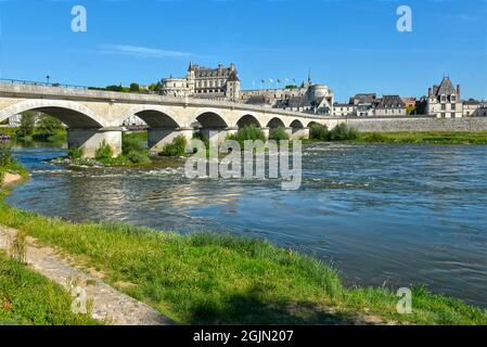 Die Loire und die Brücke von Général Leclerc in Amboise, einer Gemeinde, die für ihr herrliches Schloss bekannt ist, im Département Indre-et-Loire in Frankreich Stockfoto