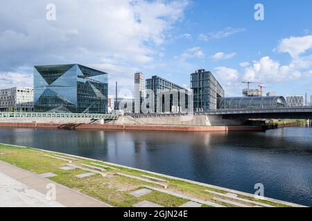 Blick auf den Hauptbahnhof und das intelligente Bürogebäude „Cube berlin“ Stockfoto