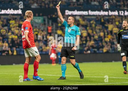 Brondby, Dänemark. September 2021. Schiedsrichter Mads-Kristoffer Kristoffersen bucht Tobias Salquist (20) während des 3F Superliga-Spiels zwischen Broendby IF und Silkeborg IF im Stadion Brondby. (Foto: Gonzales Photo/Alamy Live News Stockfoto