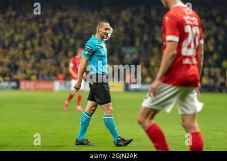 Brondby, Dänemark. September 2021. Schiedsrichter Mads-Kristoffer Kristoffersen im Einsatz beim 3F Superliga-Spiel zwischen Broendby IF und Silkeborg IF im Brondby Stadion. (Foto: Gonzales Photo/Alamy Live News Stockfoto