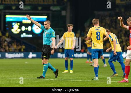 Brondby, Dänemark. September 2021. Schiedsrichter Mads-Kristoffer Kristoffersen im Einsatz beim 3F Superliga-Spiel zwischen Broendby IF und Silkeborg IF im Brondby Stadion. (Foto: Gonzales Photo/Alamy Live News Stockfoto