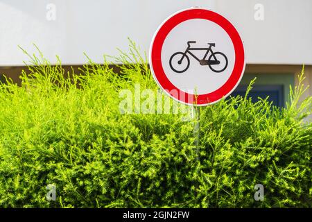 Kein Fahrradschild im grünen Busch Stockfoto