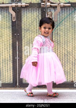 Portrait in rosa Kleid von niedlichen indischen Baby Mädchen. Stockfoto