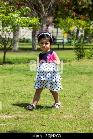 Portrait von niedlichen indischen Baby Mädchen spielen im Park. Stockfoto