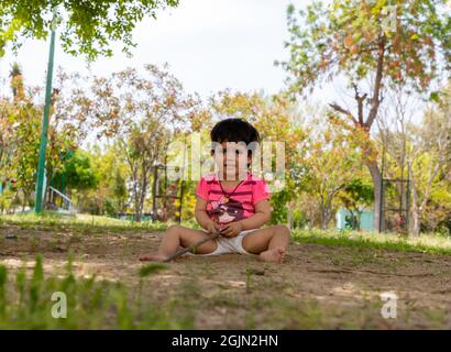 Portrait von niedlichen indischen Baby Mädchen spielen im Park. Stockfoto