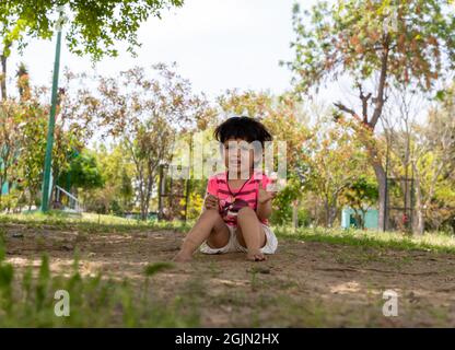 Portrait von niedlichen indischen Baby Mädchen spielen im Park. Stockfoto