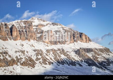 Italienische Dolomiten Fassatal Gruppo Sella Ronda im Winter mit klarem blauen Himmel und einigen Wolken. Blick von der Sass bece Bergstation in Stockfoto