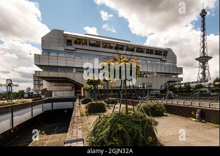 ICC mit Funkturm mit Lichtwolke im Landschaftsformat Stockfoto