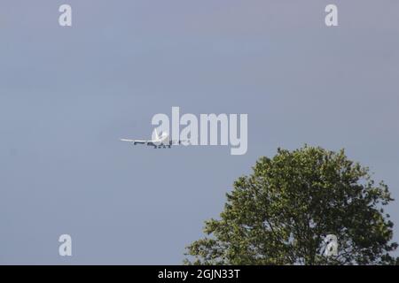 Die Flugzeuge landen auf der Kaagbaan 06-24 am Flughafen Amsterdam Schiphol in den Niederlanden Stockfoto