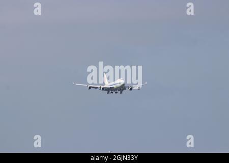 Die Flugzeuge landen auf der Kaagbaan 06-24 am Flughafen Amsterdam Schiphol in den Niederlanden Stockfoto