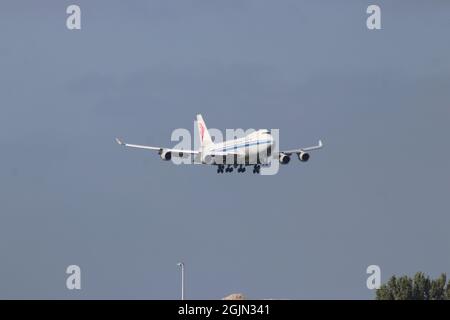 Die Flugzeuge landen auf der Kaagbaan 06-24 am Flughafen Amsterdam Schiphol in den Niederlanden Stockfoto