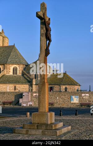 Kalvarienberg und Kirche des Heiligen Nikolaus in Barfleur, einer Gemeinde auf der Halbinsel Cotentin im Département Manche in der Basse-Normandie in Frankreich Stockfoto