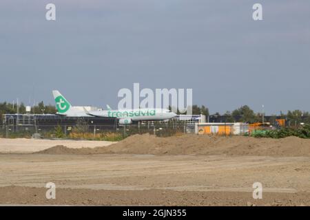 DIE FLUGZEUGE DER TYP PH-HZN Transavia Boeing 737 landen auf der Kaagbaan 06-24 am Flughafen Amsterdam Schiphol in den Niederlanden Stockfoto