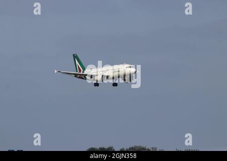 Ei-IMJ Alitalia Airbus A319 startet auf der Kaagbaan 06-24 am Amsterdamer Flughafen Schiphol in den Niederlanden Stockfoto