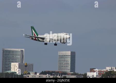 Ei-IMJ Alitalia Airbus A319 startet auf der Kaagbaan 06-24 am Amsterdamer Flughafen Schiphol in den Niederlanden Stockfoto