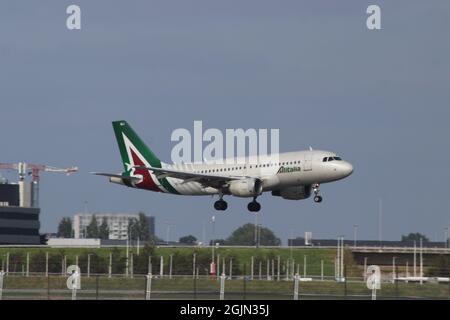 Ei-IMJ Alitalia Airbus A319 startet auf der Kaagbaan 06-24 am Amsterdamer Flughafen Schiphol in den Niederlanden Stockfoto