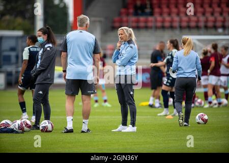 London, Großbritannien. September 2021. Carla ward, Managerin der Aston Villa, vor der WSL-Einspannung des Barclay gegen West Ham im Chigwell Construction Stadium. Kredit: Liam Asman/Alamy Live Nachrichten Stockfoto