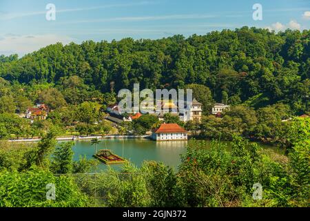 KANDY, SRI LANKA - JANUAR 8: Der Zahntempel Dalada Maligava . Dieser buddhistische Schrein in der Stadt Kandy enthält Reliquien des Buddha. Stockfoto