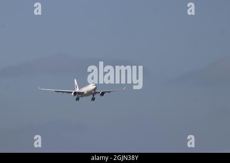 Die Flugzeuge landen auf der Kaagbaan 06-24 am Flughafen Amsterdam Schiphol in den Niederlanden Stockfoto