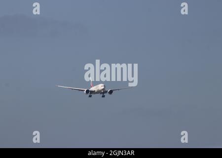 Die Boeing 777 von A6-EFL Emirates wird auf der Kaagbaan 06-24 am Flughafen Amsterdam Schiphol in den Niederlanden landen Stockfoto