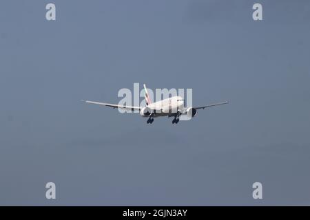 Die Boeing 777 von A6-EFL Emirates wird auf der Kaagbaan 06-24 am Flughafen Amsterdam Schiphol in den Niederlanden landen Stockfoto