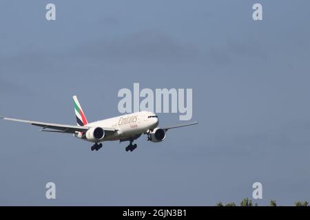 Die Boeing 777 von A6-EFL Emirates wird auf der Kaagbaan 06-24 am Flughafen Amsterdam Schiphol in den Niederlanden landen Stockfoto