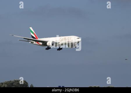 Die Boeing 777 von A6-EFL Emirates wird auf der Kaagbaan 06-24 am Flughafen Amsterdam Schiphol in den Niederlanden landen Stockfoto