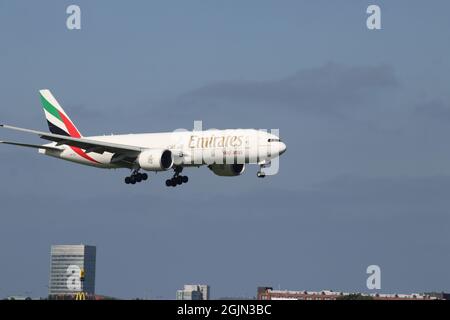 Die Boeing 777 von A6-EFL Emirates wird auf der Kaagbaan 06-24 am Flughafen Amsterdam Schiphol in den Niederlanden landen Stockfoto