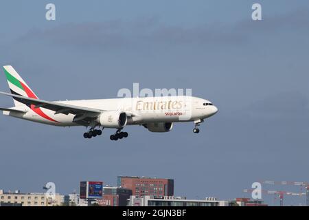 Die Boeing 777 von A6-EFL Emirates wird auf der Kaagbaan 06-24 am Flughafen Amsterdam Schiphol in den Niederlanden landen Stockfoto