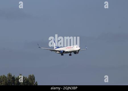 TC-JFC Anadolu Jet Boeing 737 wird auf der Kaagbaan 06-24 am Flughafen Amsterdam Schiphol in den Niederlanden landen Stockfoto