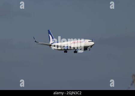 TC-JFC Anadolu Jet Boeing 737 wird auf der Kaagbaan 06-24 am Flughafen Amsterdam Schiphol in den Niederlanden landen Stockfoto