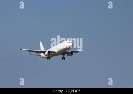 YL-LCV SmartLynx Airbus A321 startet auf der Kaagbaan 06-24 am Flughafen Amsterdam Schiphol in den Niederlanden Stockfoto