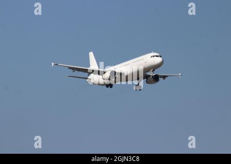 YL-LCV SmartLynx Airbus A321 startet auf der Kaagbaan 06-24 am Flughafen Amsterdam Schiphol in den Niederlanden Stockfoto