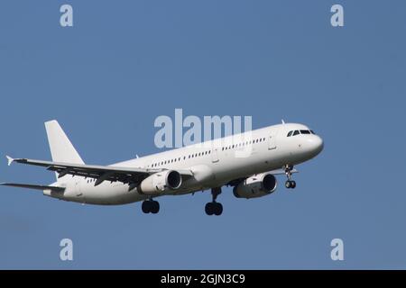 YL-LCV SmartLynx Airbus A321 startet auf der Kaagbaan 06-24 am Flughafen Amsterdam Schiphol in den Niederlanden Stockfoto