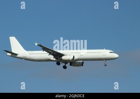 YL-LCV SmartLynx Airbus A321 startet auf der Kaagbaan 06-24 am Flughafen Amsterdam Schiphol in den Niederlanden Stockfoto