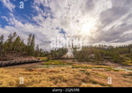 YELLOWSTONE NATIONAL PARK, WYOMING - 20. AUGUST 2021: Touristen auf der Promenade im Mud Volcano Bereich des Parks. Stockfoto