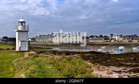 Weißer Leuchtturm bei Ebbe in Barfleur, einer Gemeinde auf der Halbinsel Cotentin im Département Manche in der Basse-Normandie in Frankreich Stockfoto