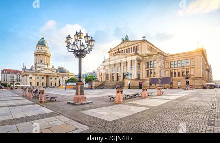 Berlin, Deutschland. Blick auf den Gendarmenmarkt, der für seine Architektur berühmt ist Stockfoto