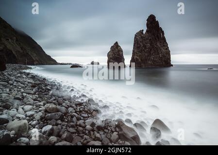 Sea Stacks in Ribeira da Janela Strand, in der Nähe von Port Moniz, Madeira, Portugal. Stockfoto