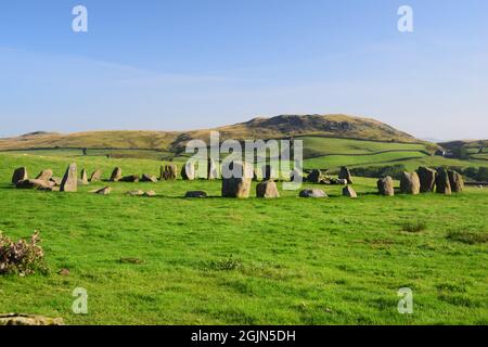 Der neolithische Steinkreis, bekannt als Swinside oder Sukenkirk, liegt auf Swinside und fiel auf Black combe i im Gebiet des Cubrian Lake. Stockfoto