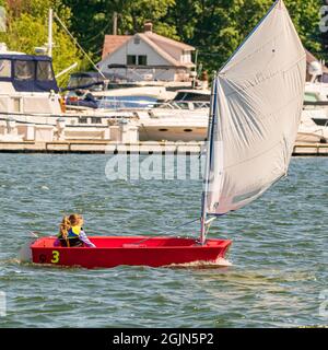 Die SAIL Training Foundation veranstaltet freitags von Mai bis Oktober Jugendsegeltrainingskurse im Kanal zwischen Lake Michigan und Green Bay. Stockfoto