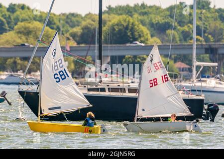 Die SAIL Training Foundation veranstaltet freitags von Mai bis Oktober Jugendsegeltrainingskurse im Kanal zwischen Lake Michigan und Green Bay. Stockfoto