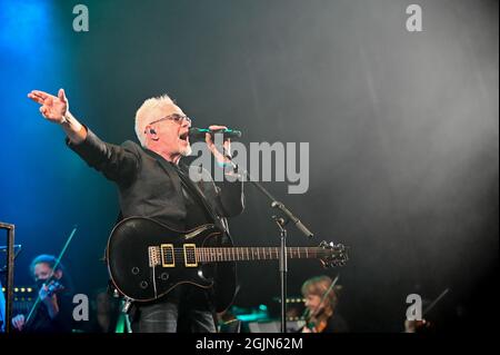 10. September 2021, Leeds, South Yorkshire, USA: Nik Kershaw Performing at , 80s Classical Concert , Leeds Millenium Square , Großbritannien , 10.09.2021 (Bildnachweis: © Robin Burns/ZUMA Press Wire) Stockfoto