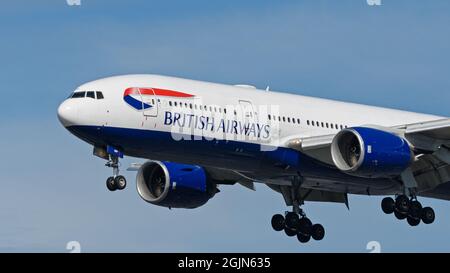 Richmond, British Columbia, Kanada. September 2021. Ein Boeing 777-200er-Jet (G-YMMP) von British Airways, der auf dem endgültigen Anflug auf den internationalen Flughafen von Vancouver fliegt. (Bild: © Bayne Stanley/ZUMA Press Wire) Bild: ZUMA Press, Inc./Alamy Live News Stockfoto