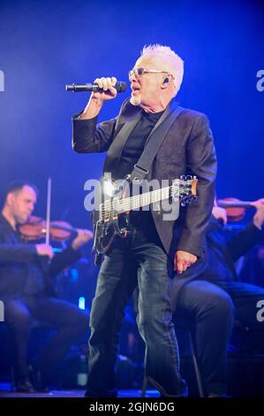 10. September 2021, Leeds, South Yorkshire, USA: Nik Kershaw Performing at , 80s Classical Concert , Leeds Millenium Square , Großbritannien , 10.09.2021 (Bildnachweis: © Robin Burns/ZUMA Press Wire) Stockfoto