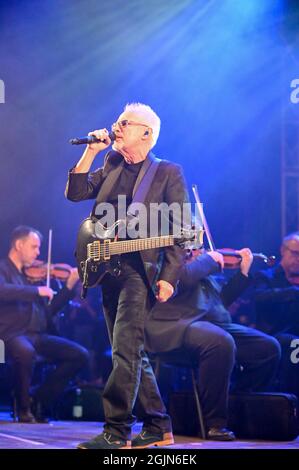 10. September 2021, Leeds, South Yorkshire, USA: Nik Kershaw Performing at , 80s Classical Concert , Leeds Millenium Square , Großbritannien , 10.09.2021 (Bildnachweis: © Robin Burns/ZUMA Press Wire) Stockfoto