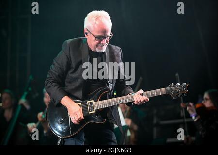 10. September 2021, Leeds, South Yorkshire, USA: Nik Kershaw Performing at , 80s Classical Concert , Leeds Millenium Square , Großbritannien , 10.09.2021 (Bildnachweis: © Robin Burns/ZUMA Press Wire) Stockfoto